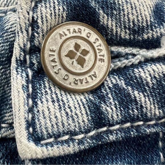 Altar’d State Distressed Fringed Light Wash Denim Jean Shorts Size 26 - Picture 4 of 13